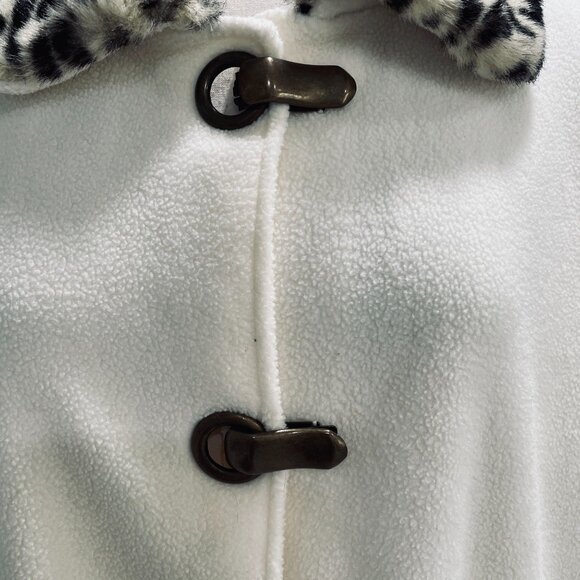 Le Moda White Cape Coat Faux Fur Leopard Collar Toggle Closure Cozy Chic Retro - Picture 4 of 9